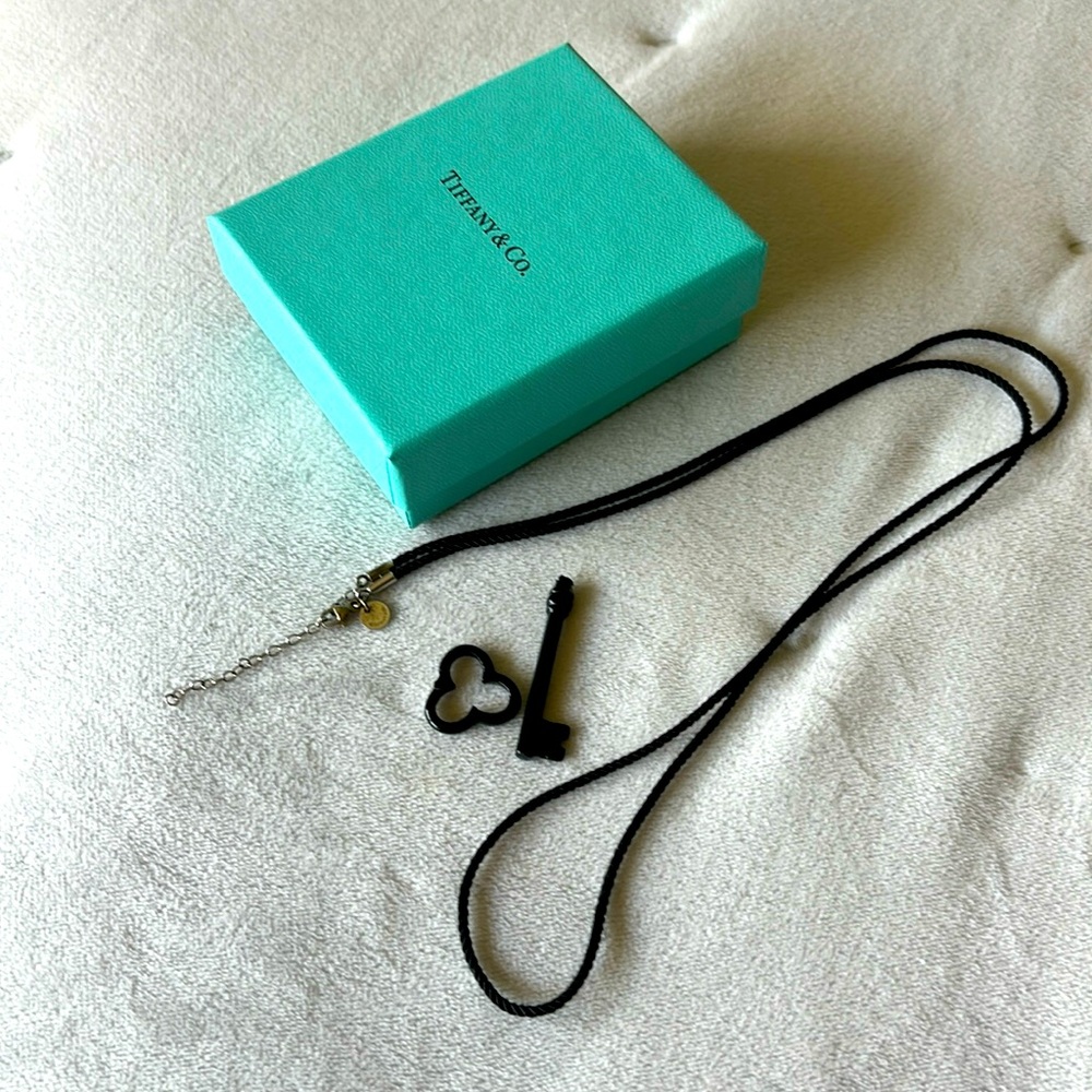 Tiffany & Co. Bone china trefoil key on chain 925 silver clasp, BROKEN pendant